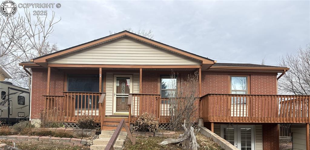 Caption: Welcoming front Deck