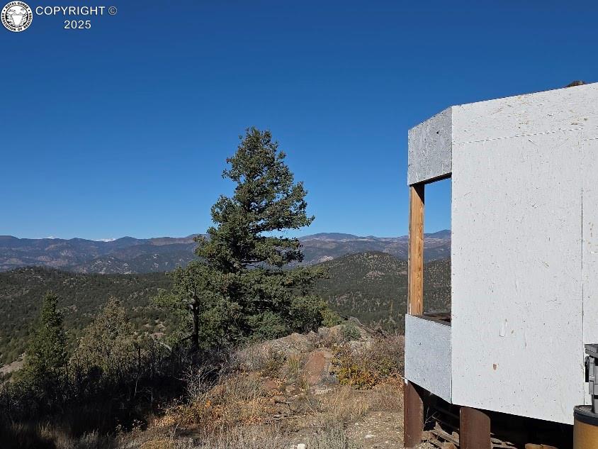 Caption: View of mountain background