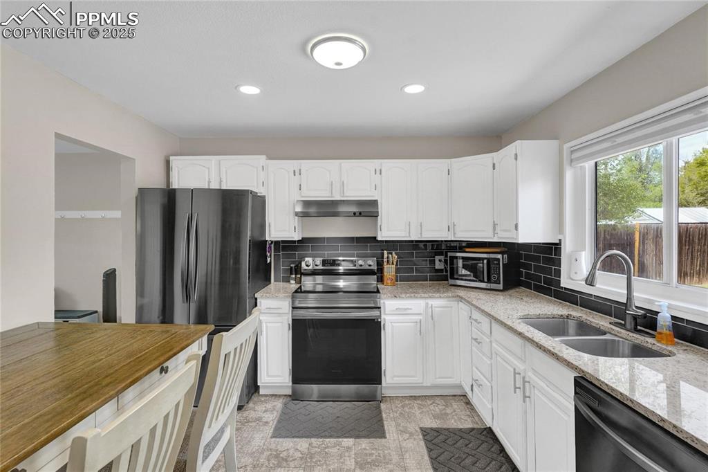 Image 8 of 18: Kitchen