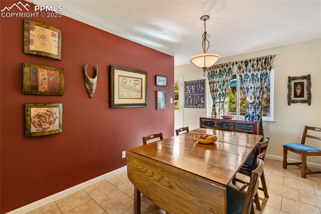 Image 10 of 40: Dining Area