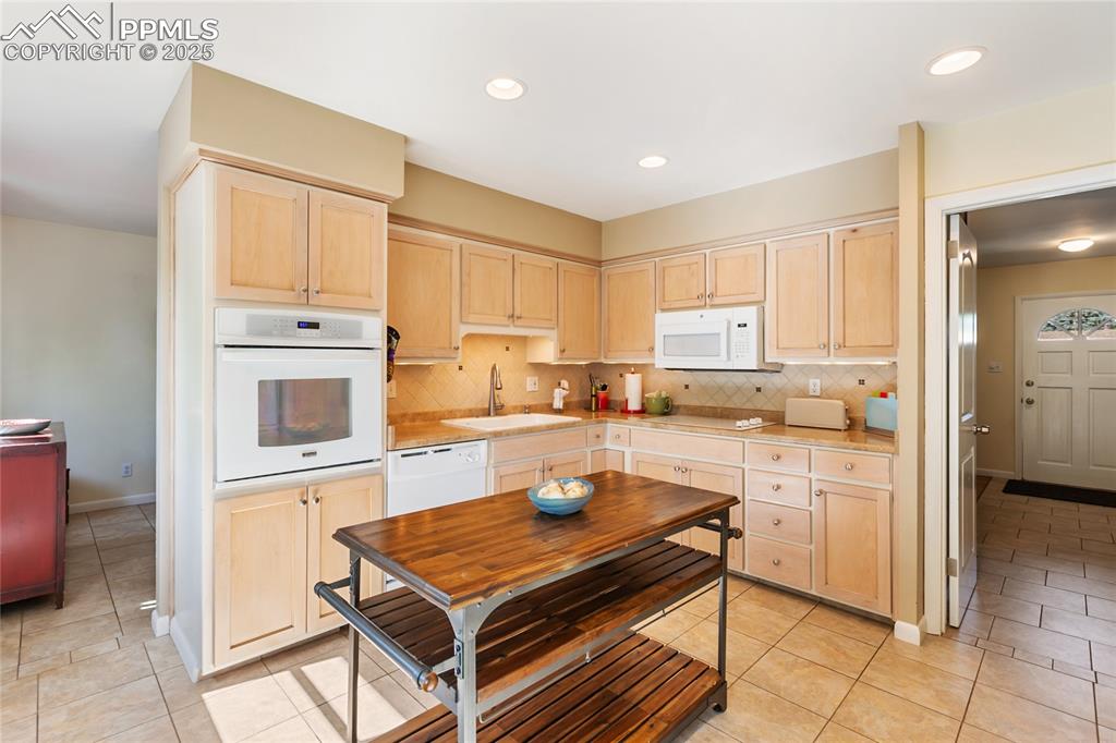 Image 12 of 40: Kitchen
