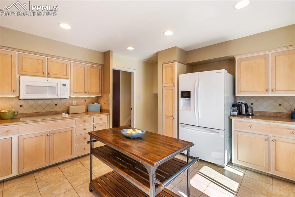 Image 13 of 40: Kitchen