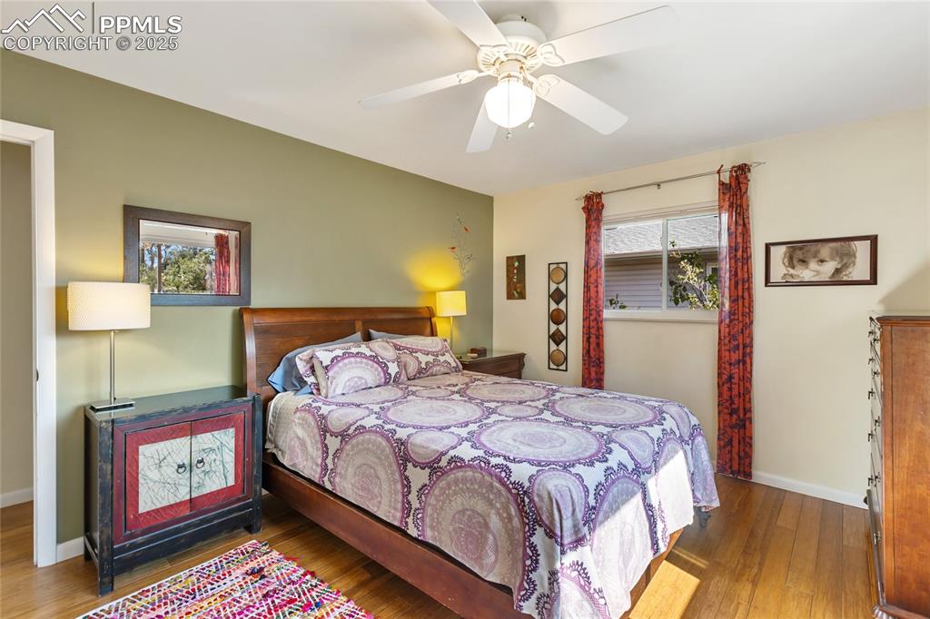 Image 14 of 40: Bedroom