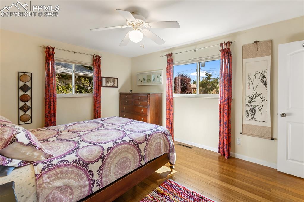 Image 15 of 40: Bedroom