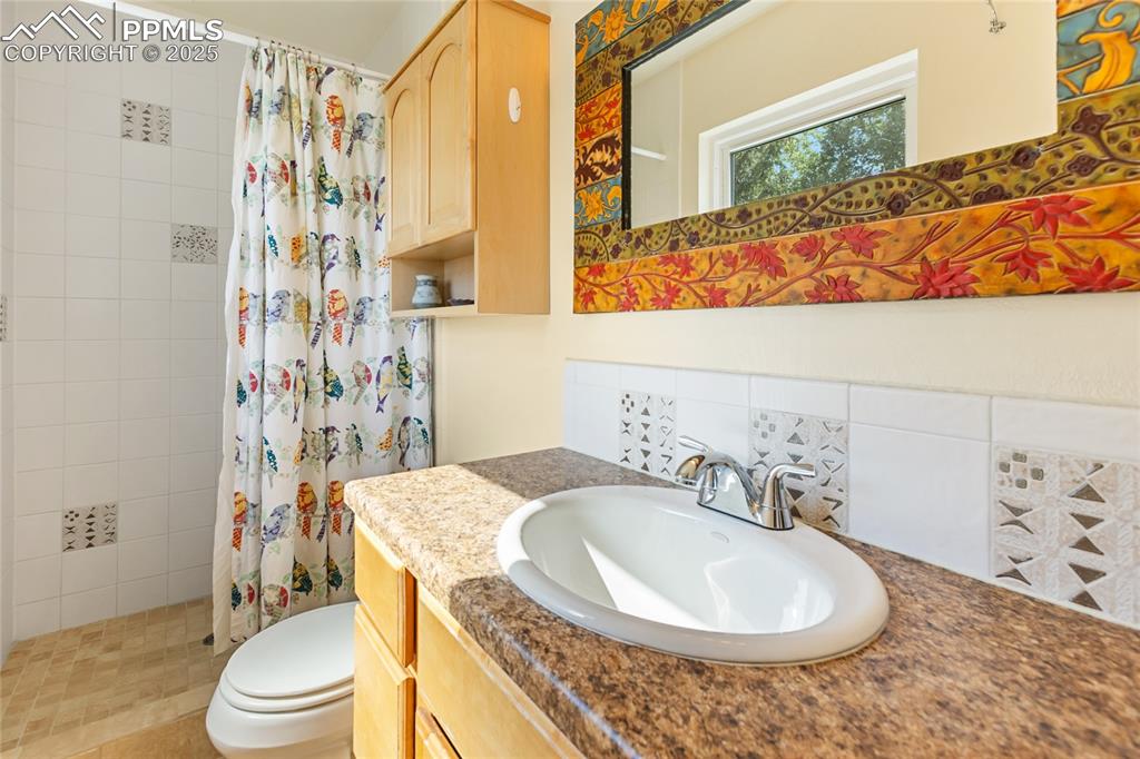 Image 17 of 40: Bathroom