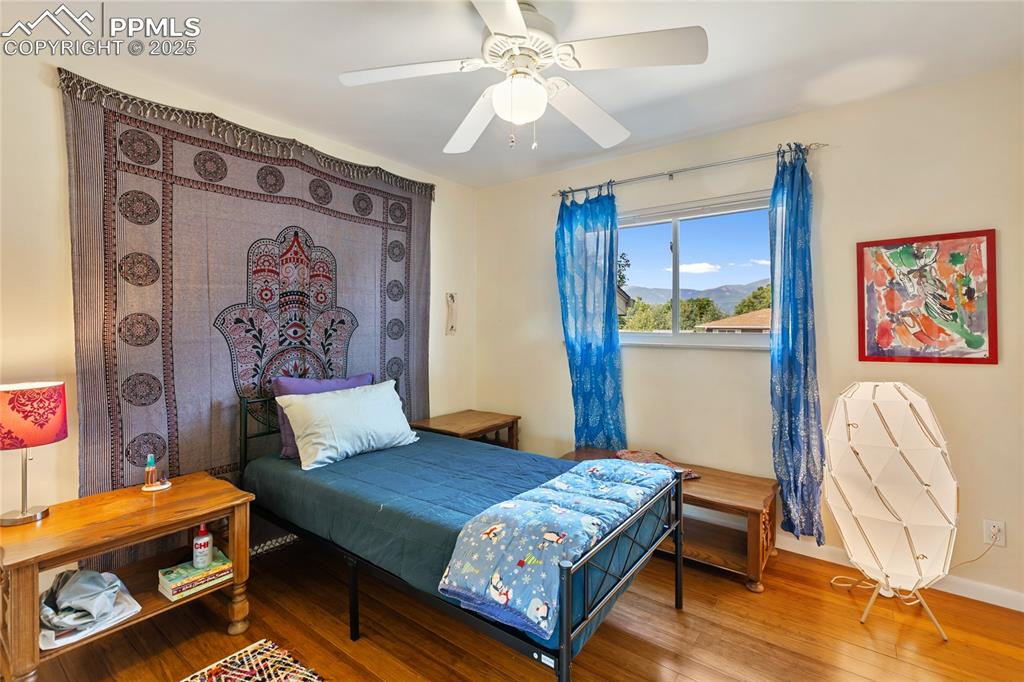 Image 18 of 40: Bedroom