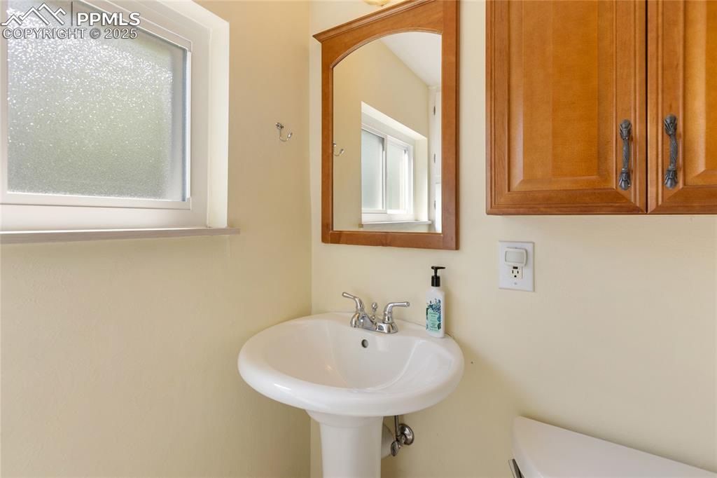 Image 30 of 40: Bathroom