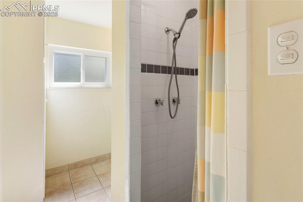 Image 31 of 40: Bathroom