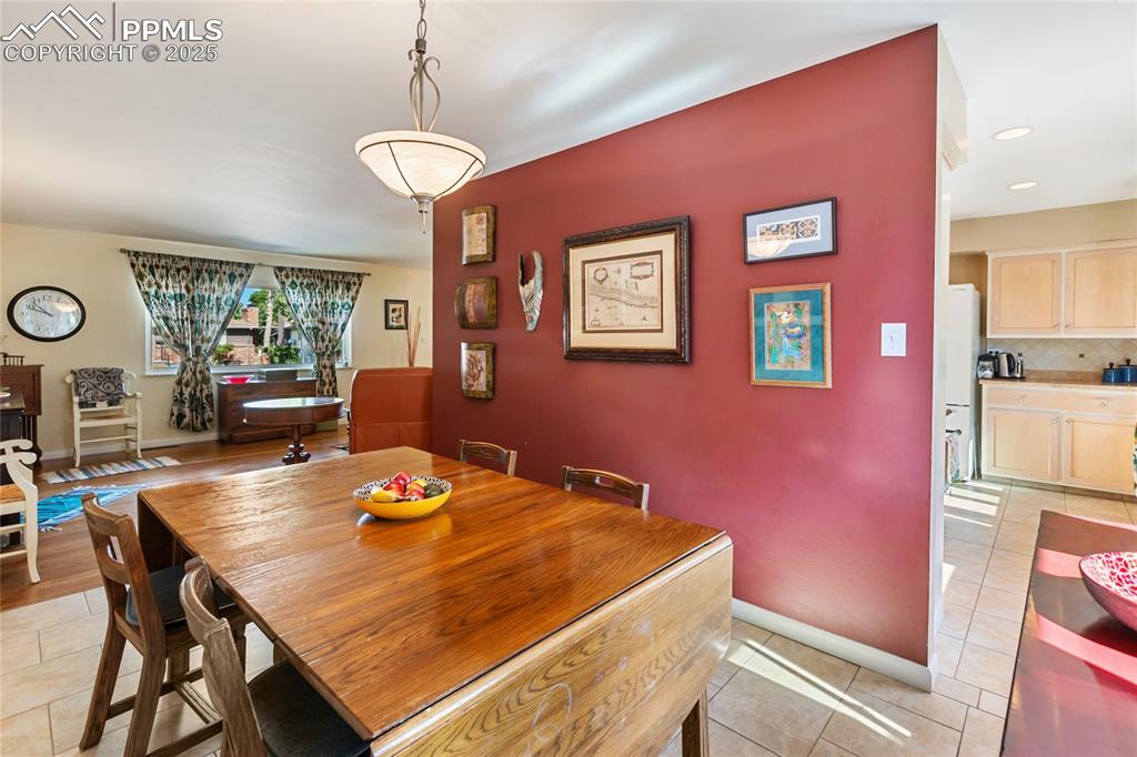 Image 9 of 40: Dining Area