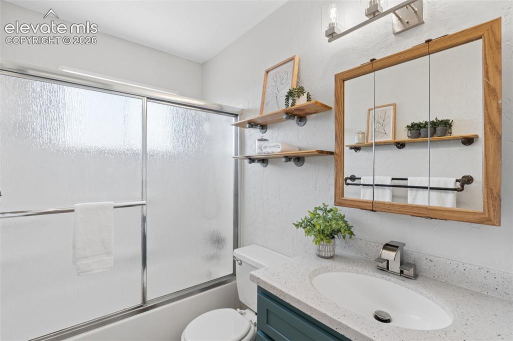 Image 10 of 23: Bathroom