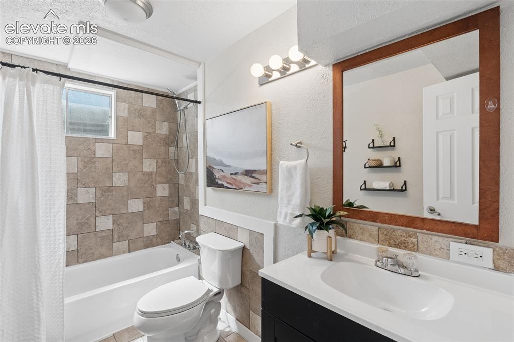 Image 19 of 23: Bathroom