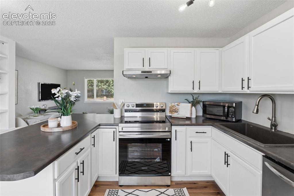 Image 7 of 23: Kitchen