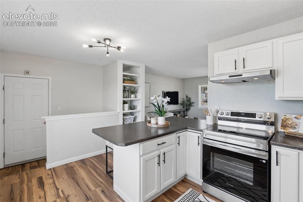 Image 9 of 23: Kitchen