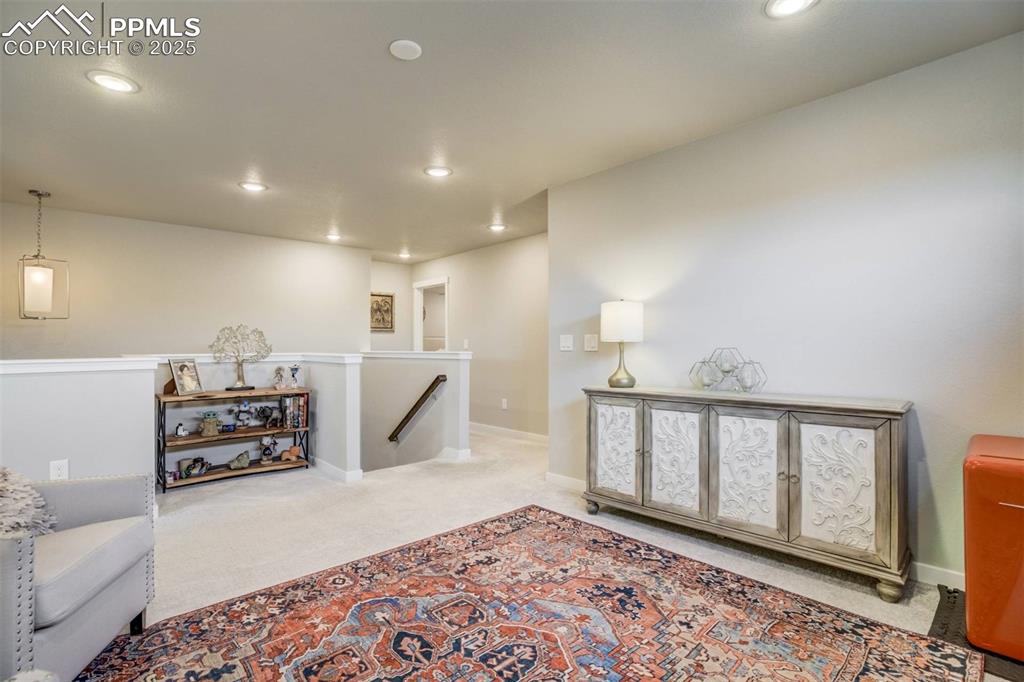 Image 21 of 44: Loft / entertainment space