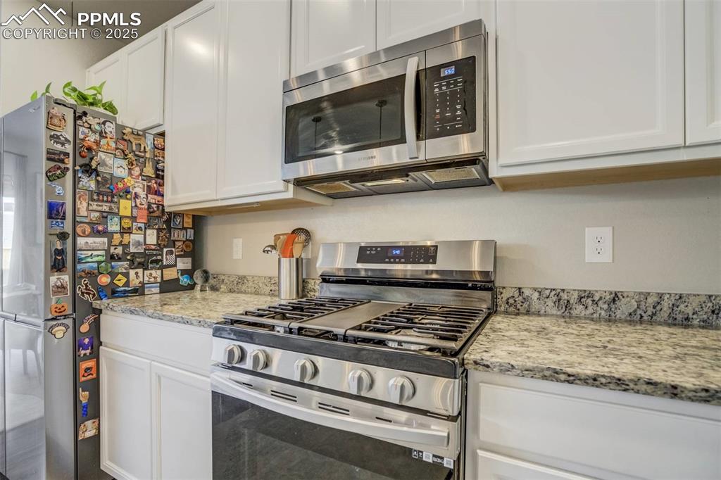 Image 6 of 44: Gas range and oven