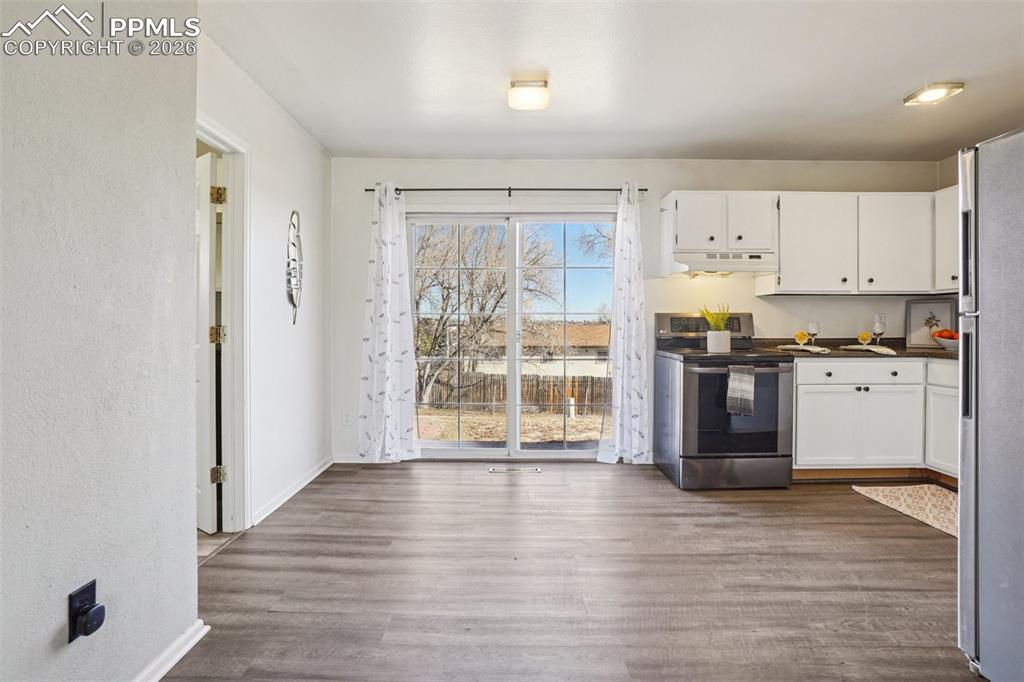 Image 10 of 50: Kitchen