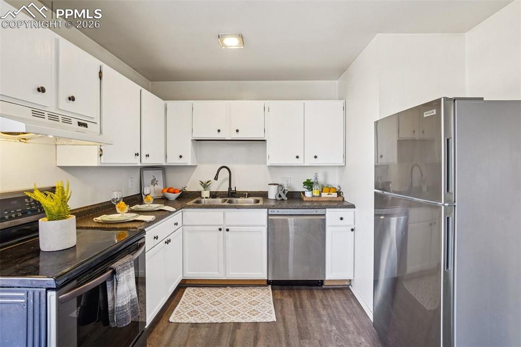 Image 11 of 50: Kitchen