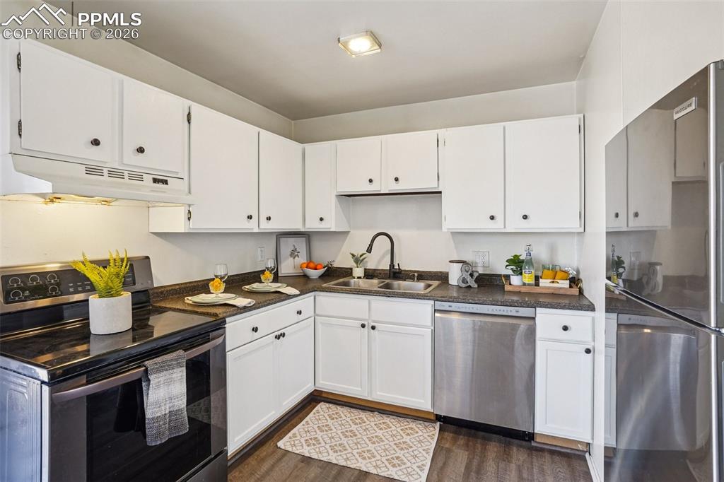 Image 12 of 50: Kitchen