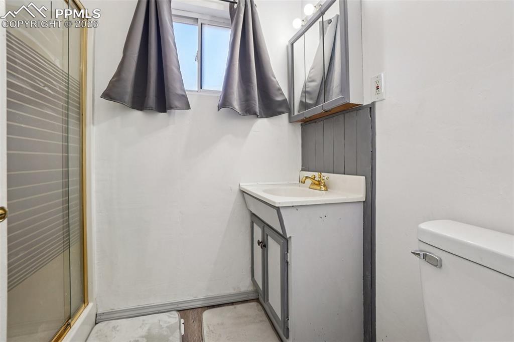 Image 17 of 50: Bathroom