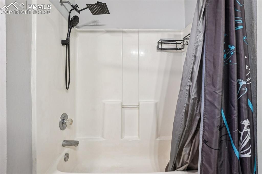 Image 29 of 50: Bathroom