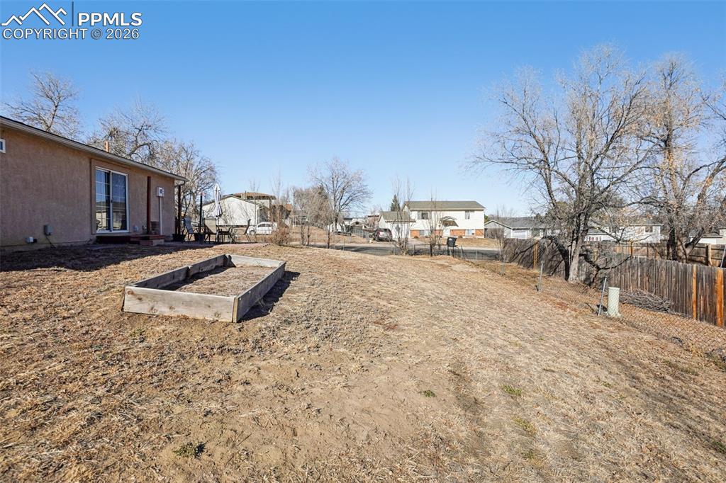 Image 36 of 50: Yard