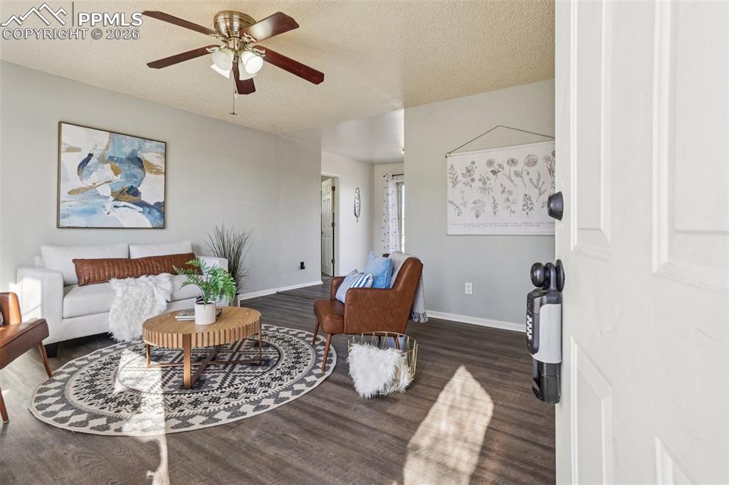 Image 4 of 50: Living Room