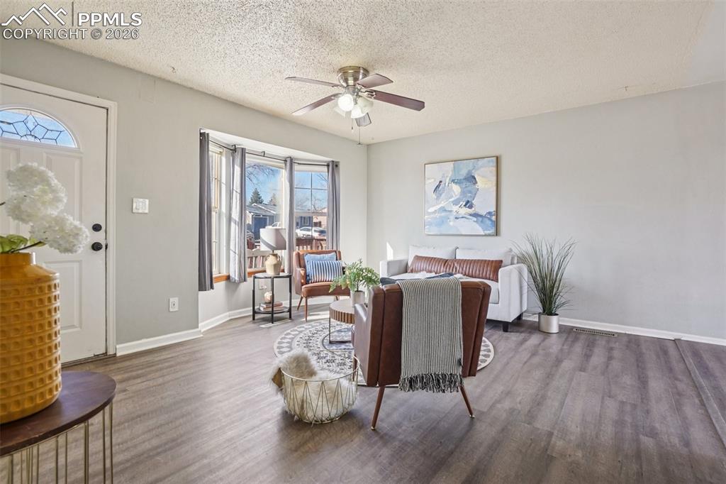 Image 5 of 50: Living Room