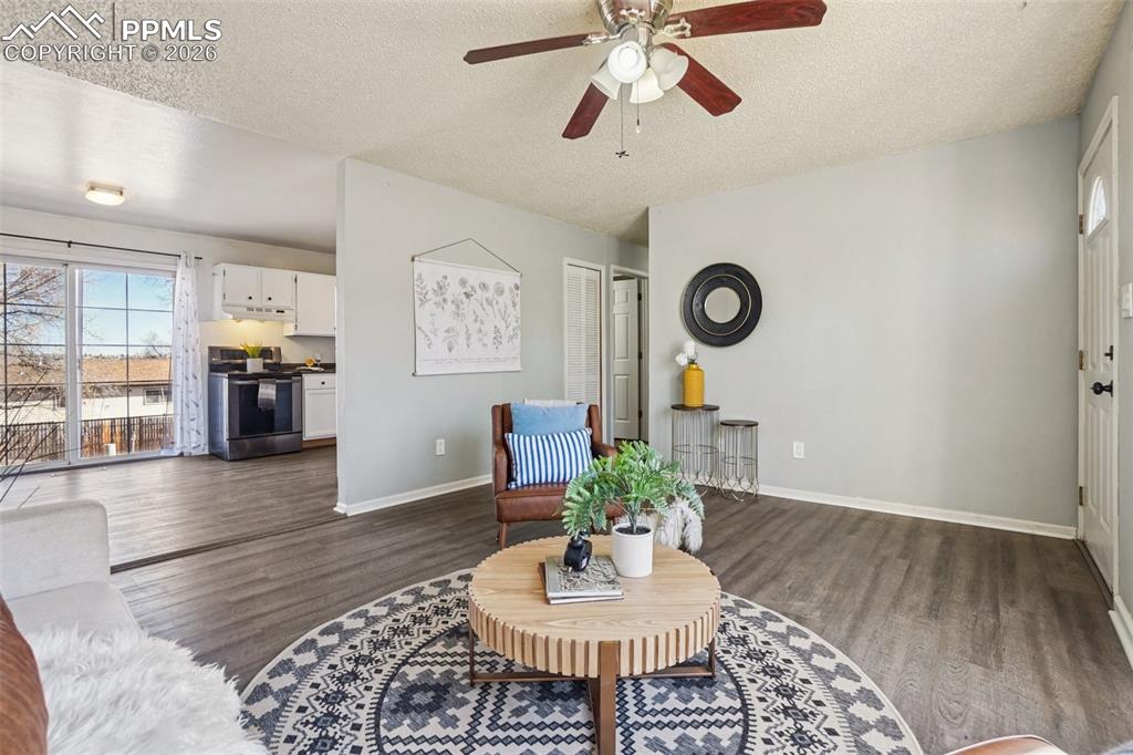 Image 7 of 50: Living Room