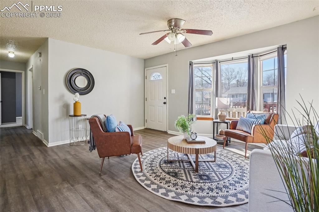 Image 8 of 50: Living Room