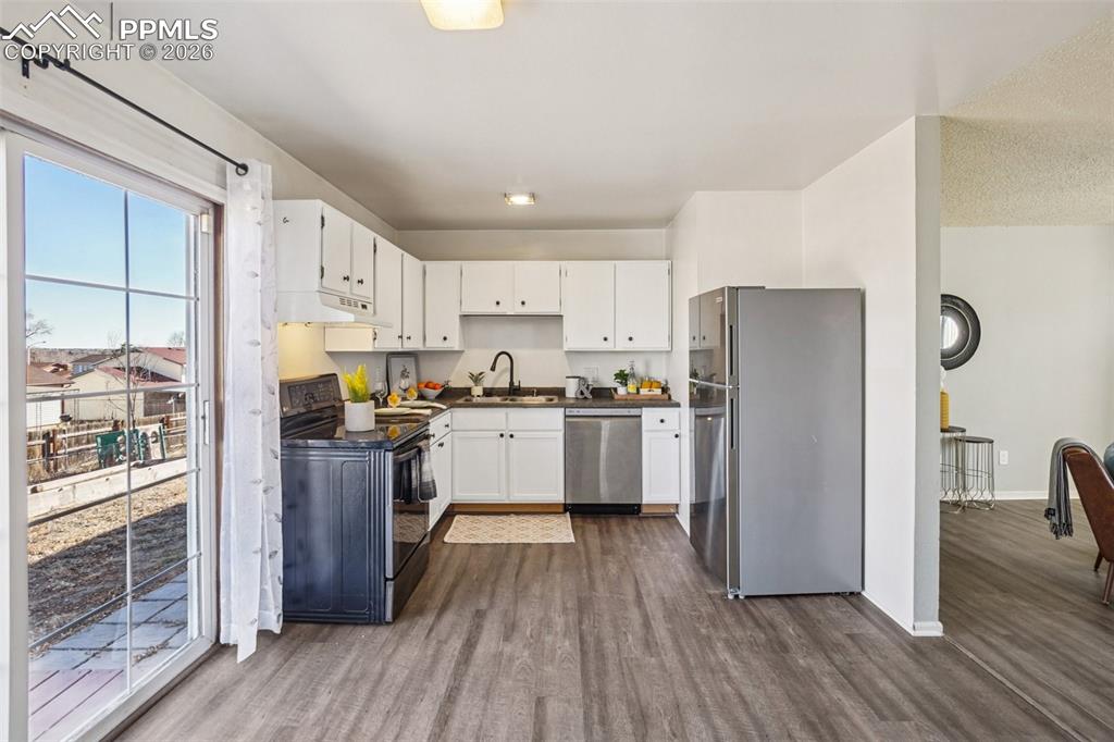 Image 9 of 50: Kitchen