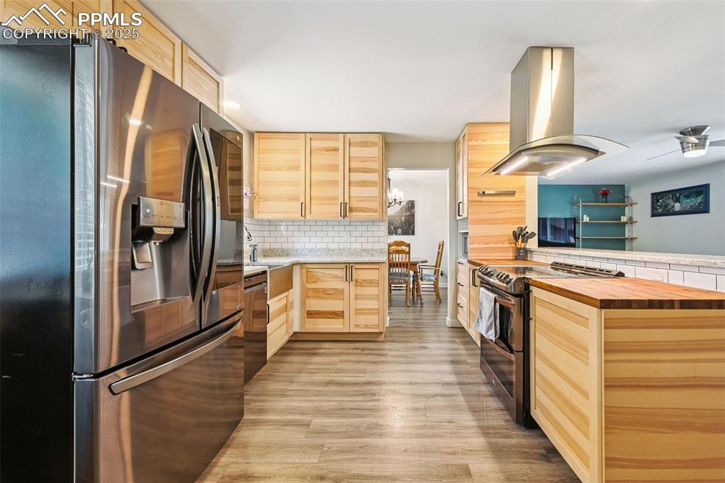 Image 10 of 42: Kitchen