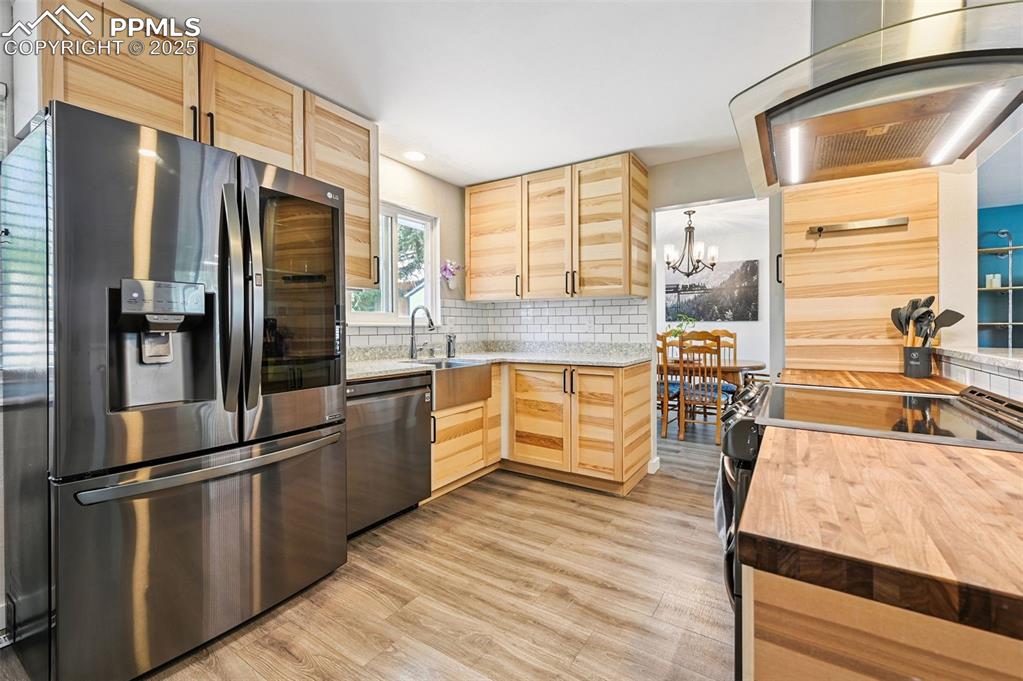 Image 11 of 42: Kitchen