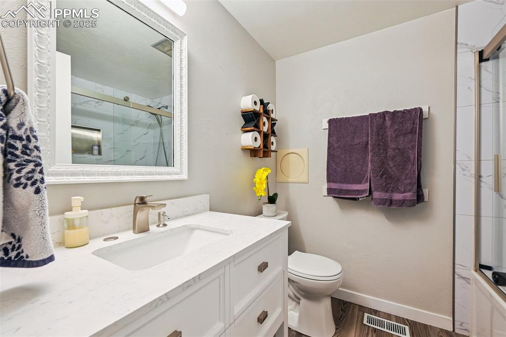 Image 19 of 42: Bathroom