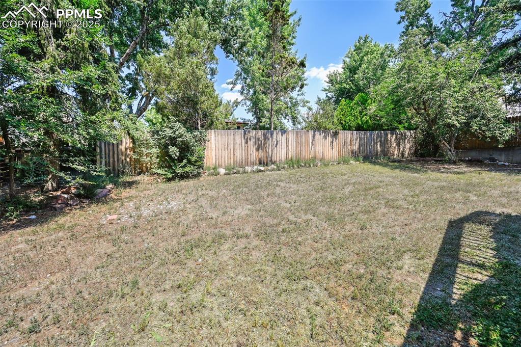 Image 33 of 42: Yard