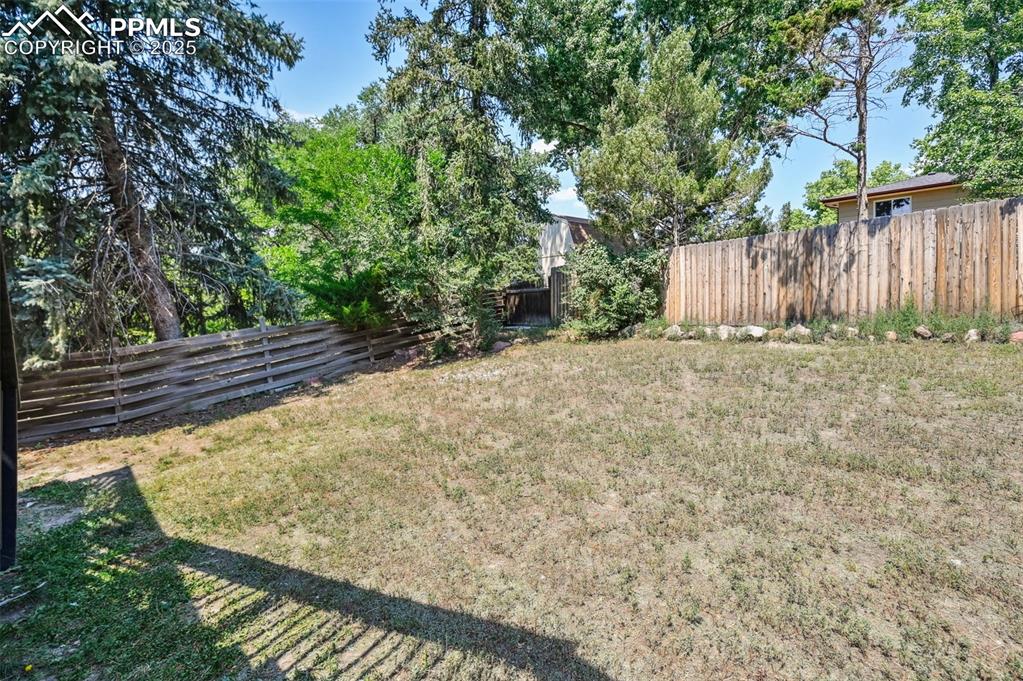 Image 34 of 42: Yard