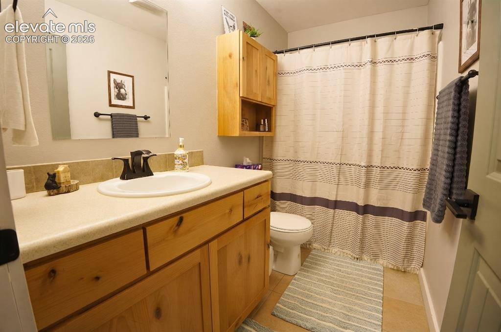 Image 21 of 46: Common Bathroom