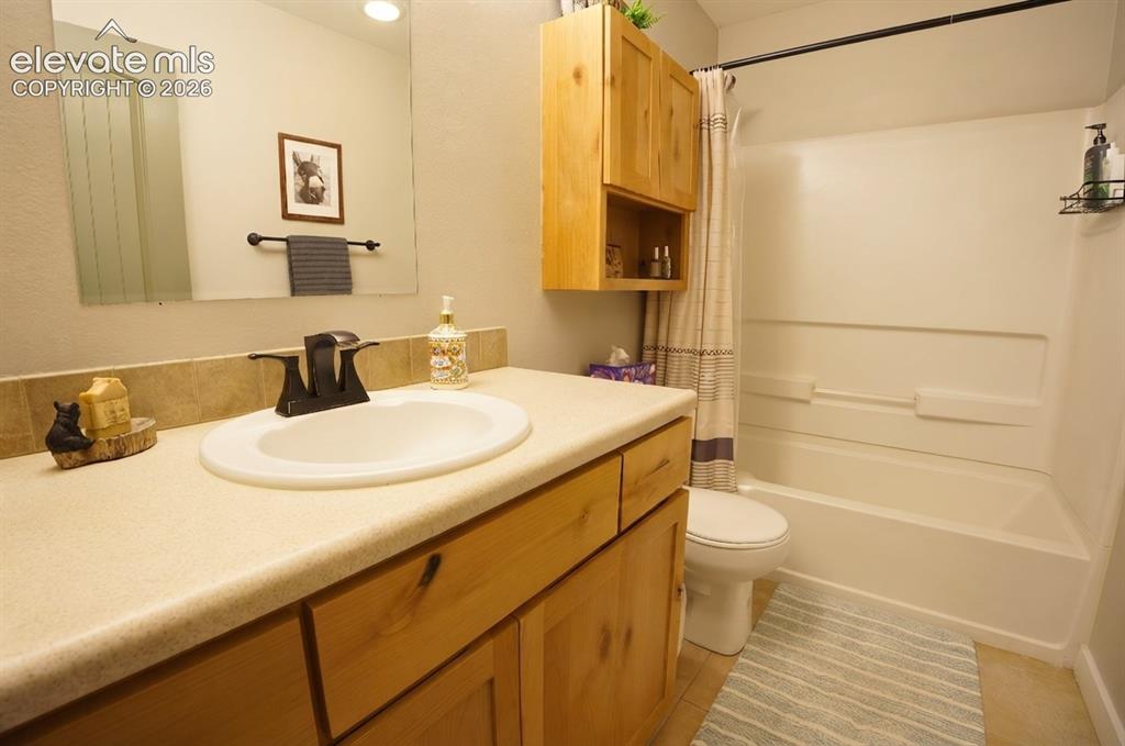 Image 22 of 46: Common bathroom