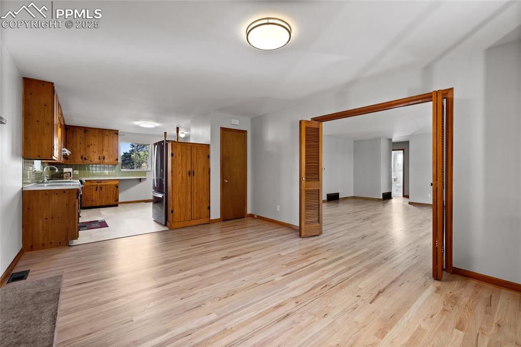 Image 12 of 50: Kitchen