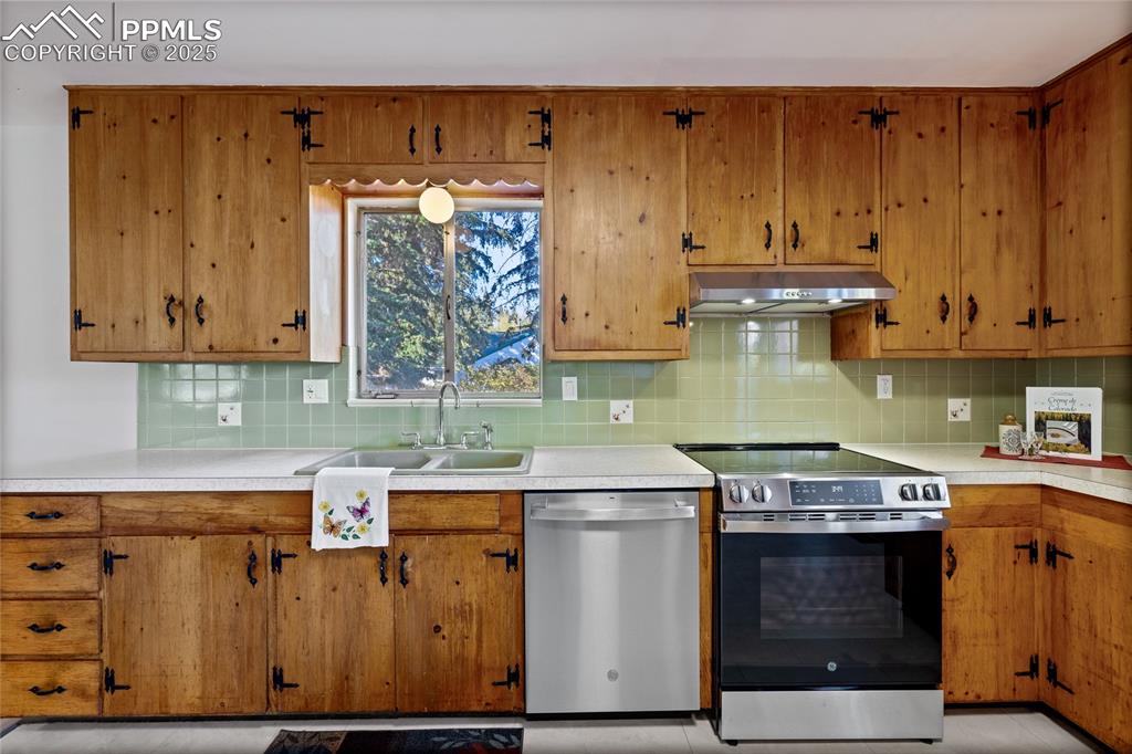 Image 13 of 50: New Appliance Package