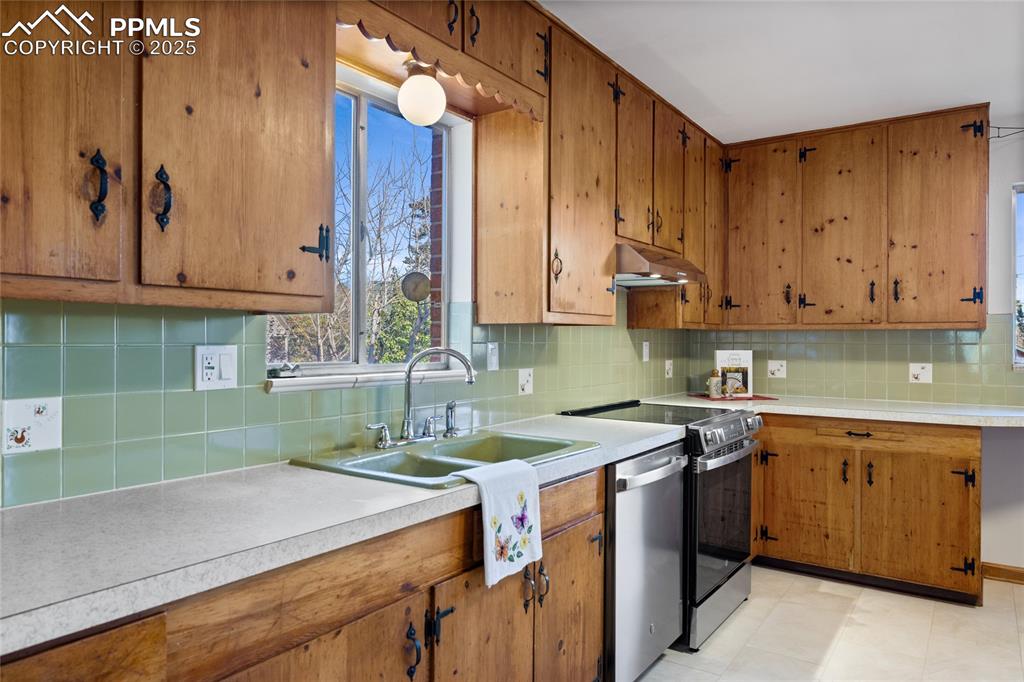 Image 14 of 50: Kitchen