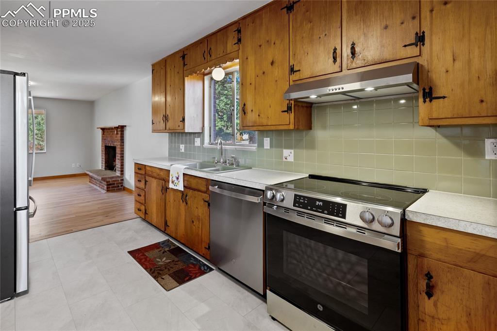 Image 15 of 50: Kitchen