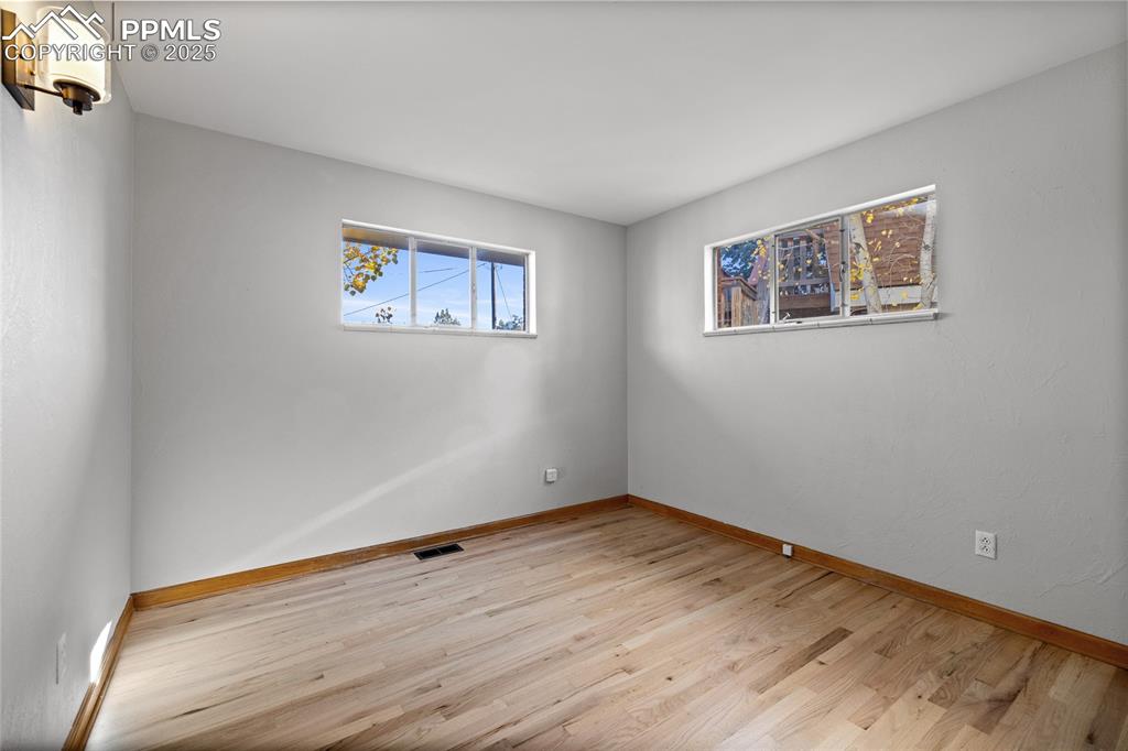 Image 16 of 50: Bedroom