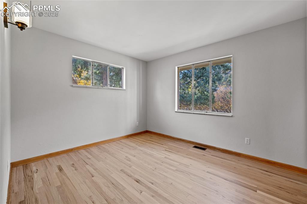 Image 19 of 50: Bedroom