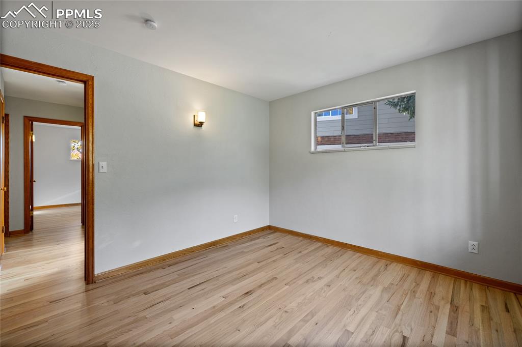 Image 21 of 50: Bedroom