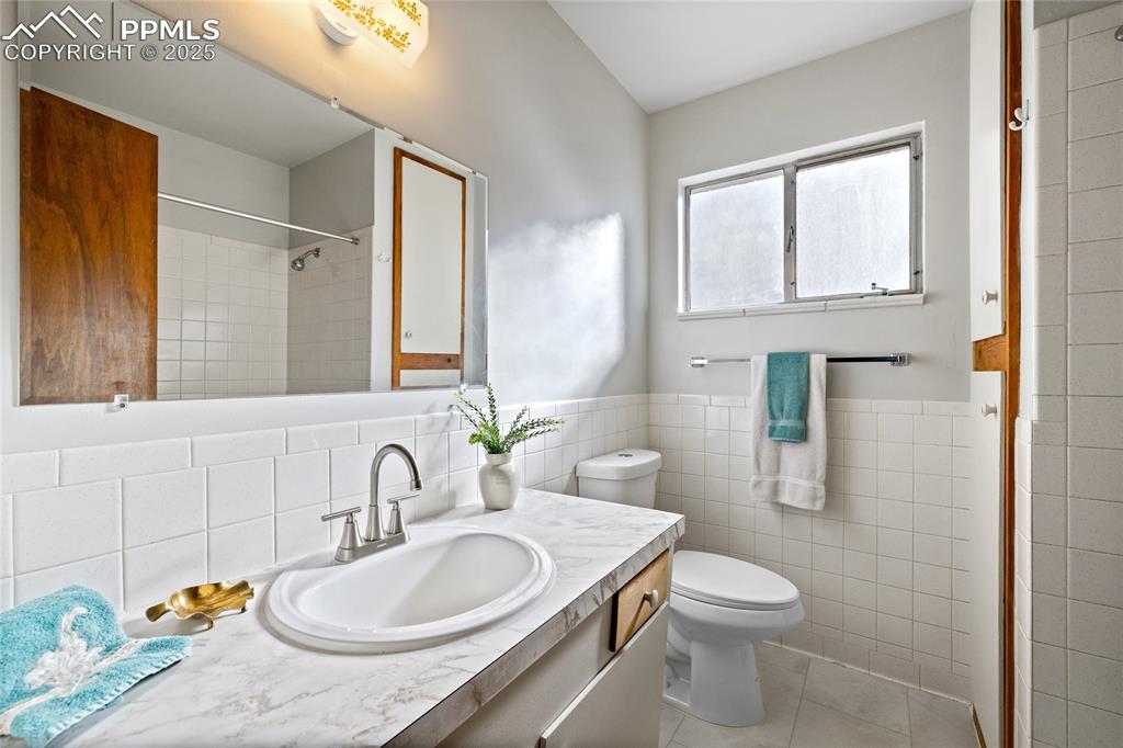 Image 22 of 50: Full Bath on Main Level