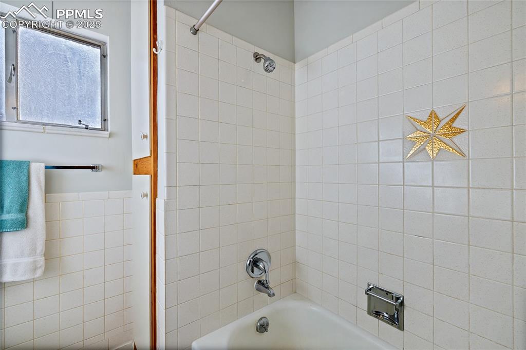 Image 23 of 50: Bathroom