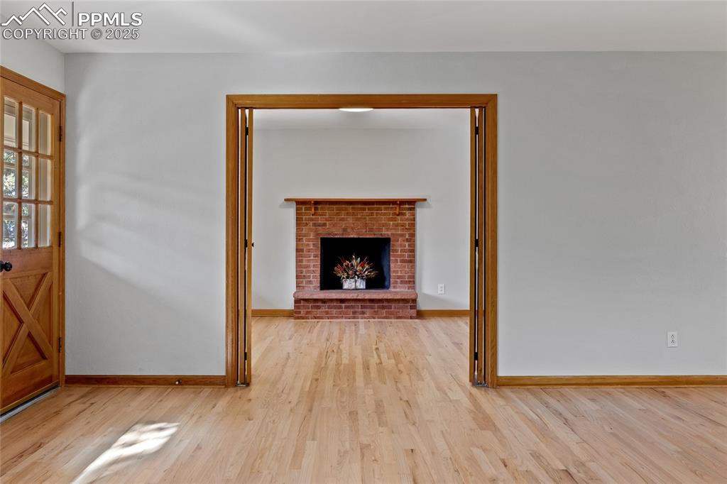 Image 4 of 50: Living Room