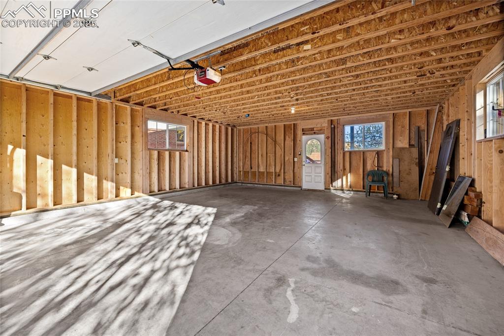 Image 40 of 50: Garage