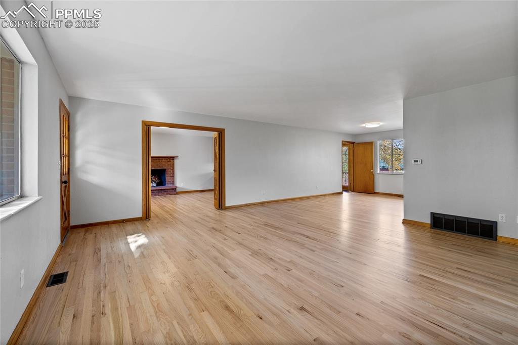 Image 7 of 50: Living Room