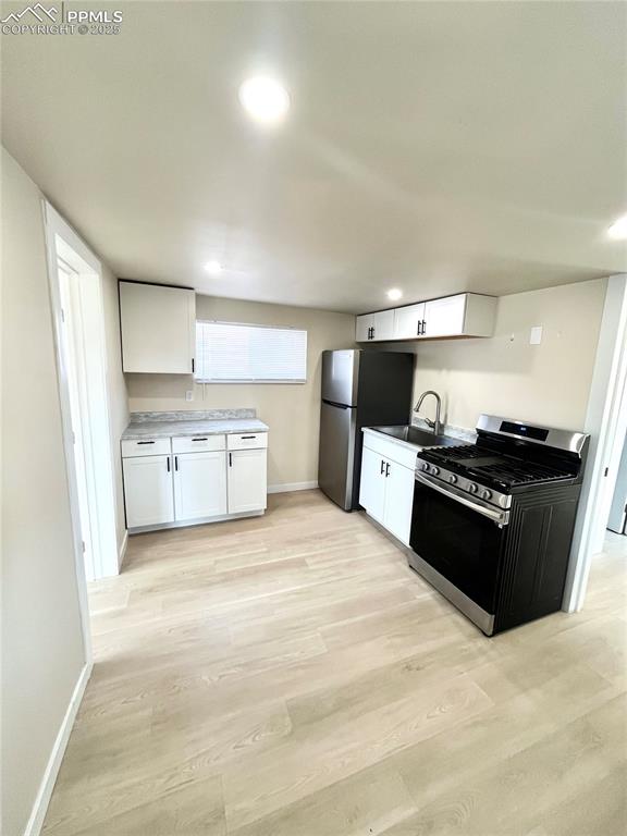 Image 6 of 11: Kitchen